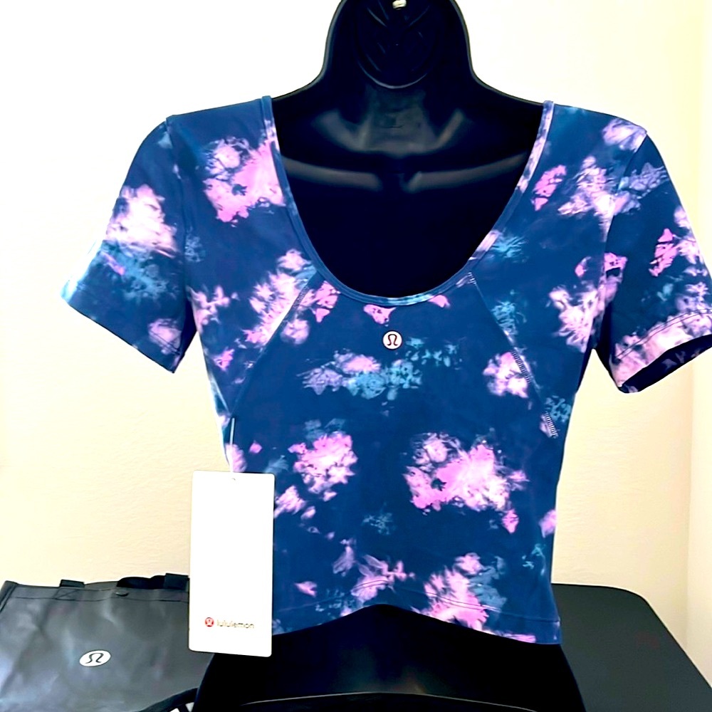 Lululemon Align Tee • New With Tags size 6 shop bag included